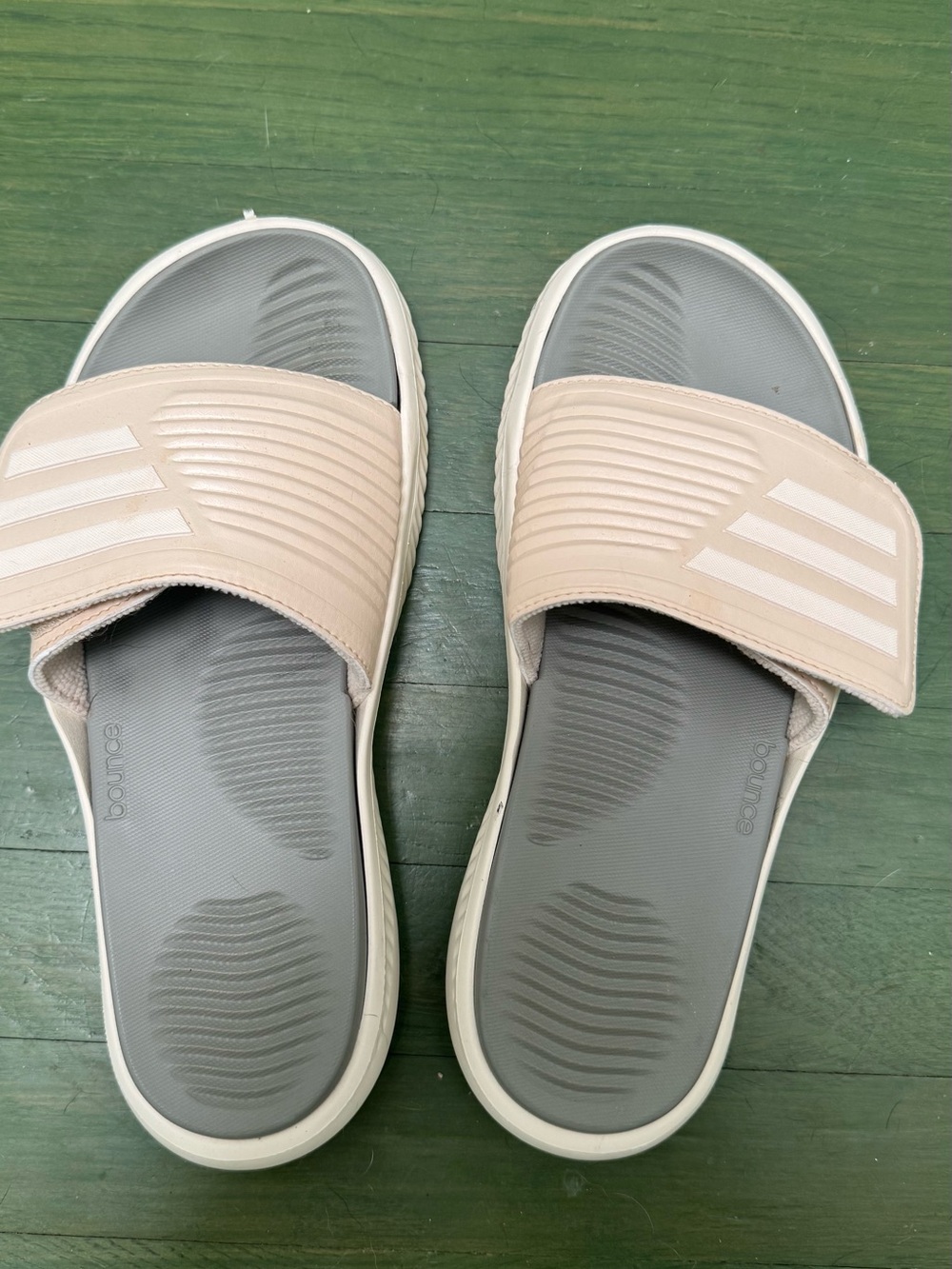 Unisex Adidas Slide Sandals in Light Peach/Cream with grayish green base Size 7